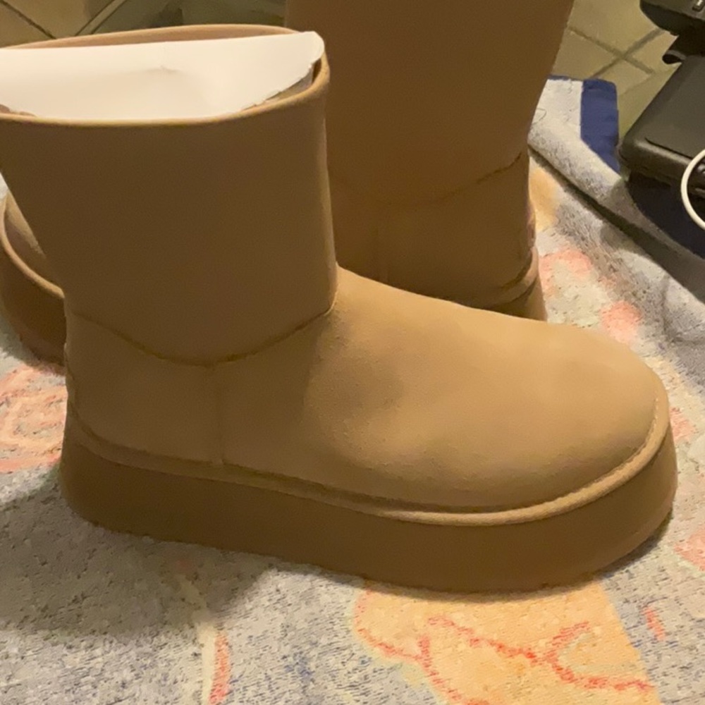 UGG Platform Boots in Sand Size 10, NWT - Picture 6 of 16